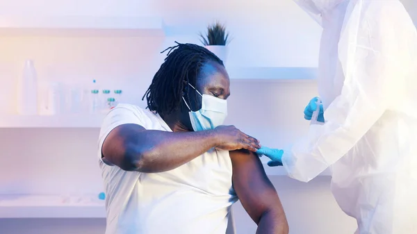 Jonge Afrikaanse man krijgt vaccin tegen covid-19 — Stockfoto