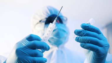 Covid-19 'a karşı aşı ve aşı. Üniformalı doktor aşıyı hazırlıyor.