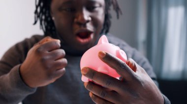 Mutlu heyecanlı Afrikalı Amerikalı siyahi adam yatırım artışı için mutlu. Emeklilik planı ve finansal özgürlük kavramı