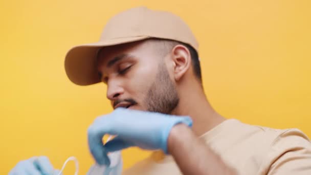 Retrato de jovem removendo máscara facial médica. Dificuldade em respirar durante a covid19 — Vídeo de Stock