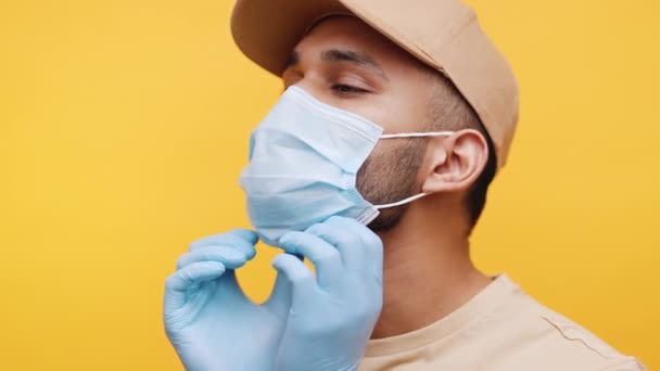 Ο νεαρός προσαρμόζει την ιατρική μάσκα προσώπου. Πρόληψη της εξάπλωσης του covid 19 — Αρχείο Βίντεο