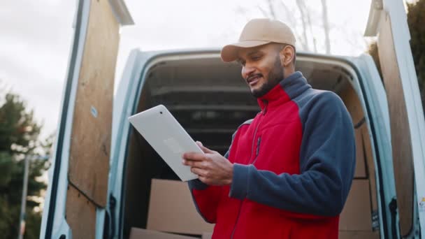 Kurir med digital surfplatta levererar paket. Brevbäraren framför bilen — Stockvideo