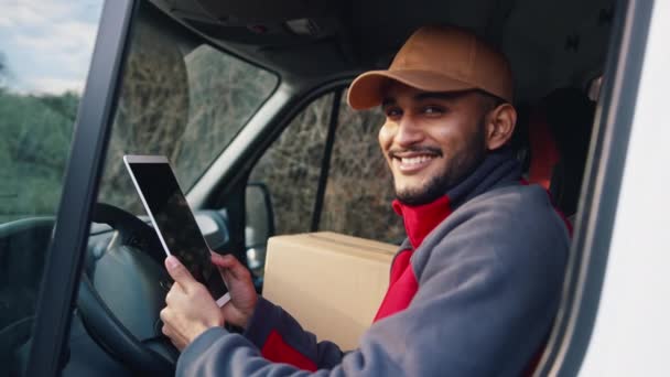 Repartidor mirando la tableta y sonriendo. Asintiendo con la cabeza — Vídeo de stock