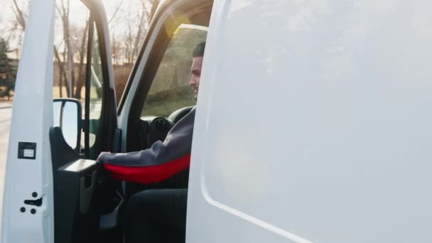 Junger indischer Fahrer steigt aus dem Transporter — Stockvideo