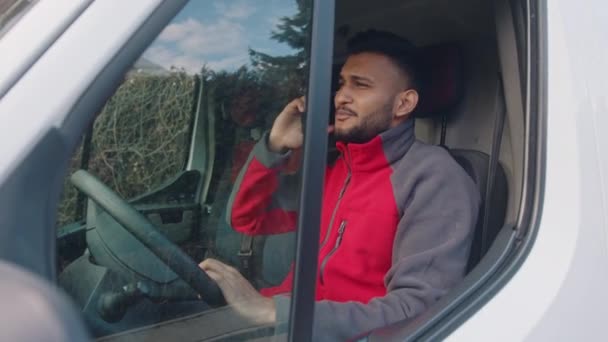 Entrega homem chamando cliente wrom o assento motoristas da van — Vídeo de Stock