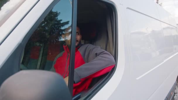 Joven indio mostrando el pulgar hacia arriba por la ventana de la furgoneta — Vídeos de Stock