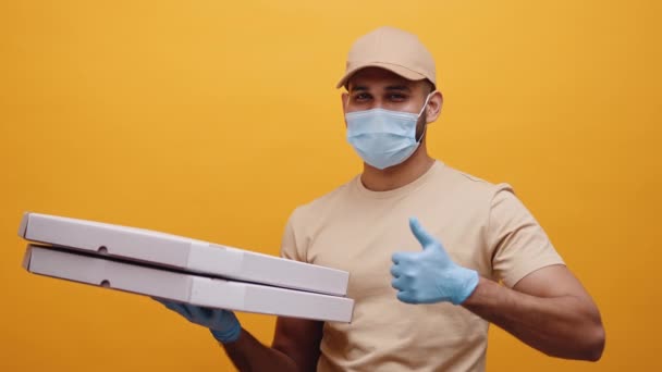 Pulgar hacia arriba. Hombre indio entregando orden con mascarilla y guantes — Vídeos de Stock