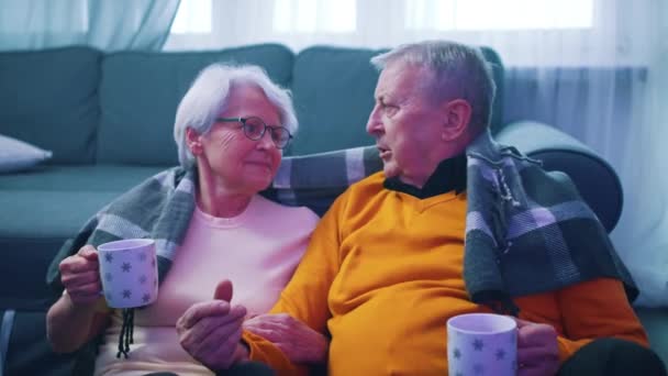 Důchodci sledují film společně. Člověk není spokojený s volbou. — Stock video