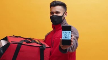 Temassız ödeme çözümü QR kodu ile. Pizza teslimatçısı akıllı telefondan model gösteriyor.