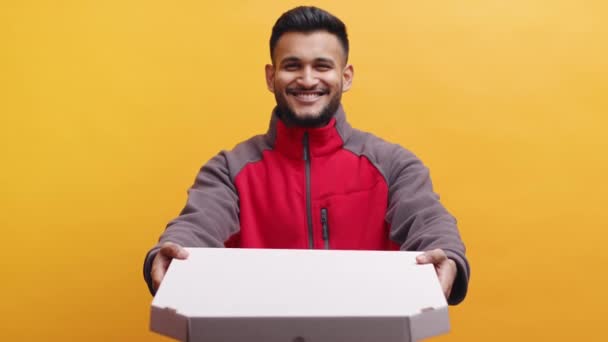 Indianin dostarczający pizzę klientowi. Dawanie kartonowego pudełka po pizzy — Wideo stockowe