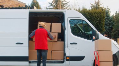 Teslimatçı karavana bir paket koydu. Covid salgını sırasında teslimat