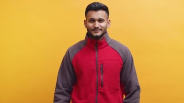 Hintli adam müşteriye pizza getiriyor. Kartondan pizza kutusu vermek.