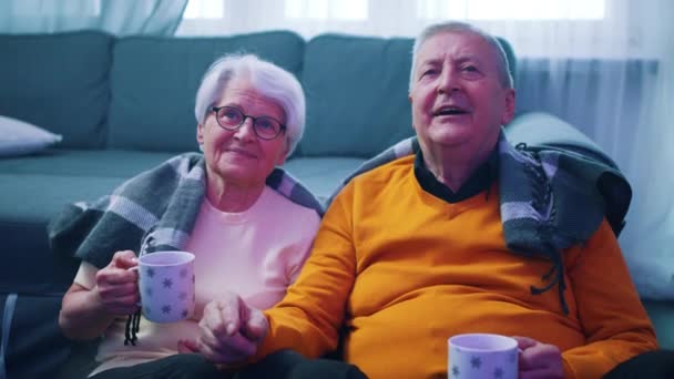 Důchodci sledují film společně. — Stock video