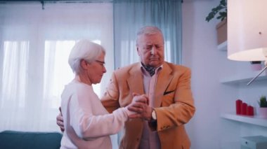 Otel odasında dans eden mutlu yaşlı evli çift. Sevgililer Günü ya da yıldönümü kutlaması