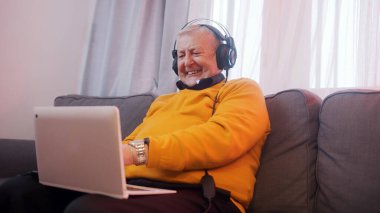 İnternette kumar oynayan ve kazanan heyecanlı yaşlı adam.