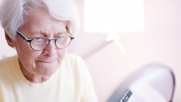 Mulher idosa aplicando maquiagem no escritório — Vídeo de Stock