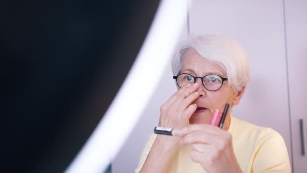 Femme âgée postulant maquillage dans le bureau — Video