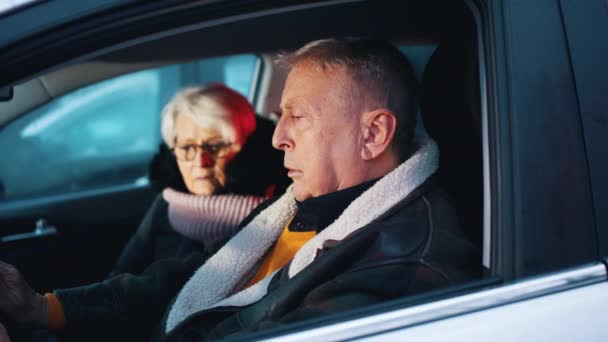Ouderen die getuige waren van een plaats delict in hun auto. Verkeersongeval. knipperende politielichten — Stockvideo