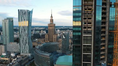 Varşova, Polonya 11.01.2020 Varşova 'nın nefes kesici şehir manzarası. İnşaat ve Kültür Sarayı 'ndaki gökdelenler ve arka planda bilim