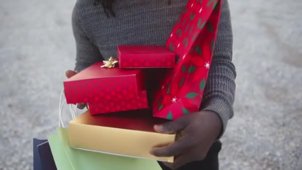 Vrolijke zwarte man met een stel geschenkdozen, cadeautjes en boodschappentassen. Valentijnsdag, verjaardag of jubileum concept — Stockvideo