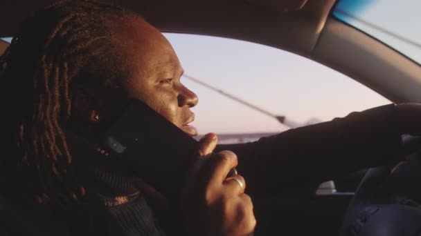 Portret van de jonge Afro-Amerikaanse zwarte man die aan de telefoon spreekt en rijdt — Stockvideo