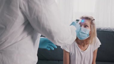 Dijital termometreyle sıcaklık kontrolü. Kovid19 sırasında ambulansta yaşlı bir kadın vardı.