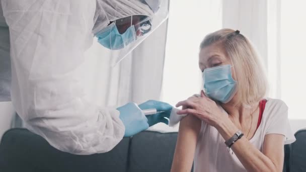 Immunisation contre le coronavirus. Femme âgée recevant une injection — Video