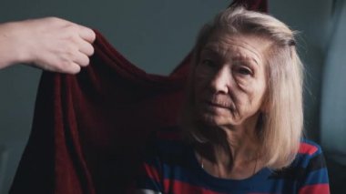 Ellerini battaniyeli yaşlı kadının üzerine koy.. 