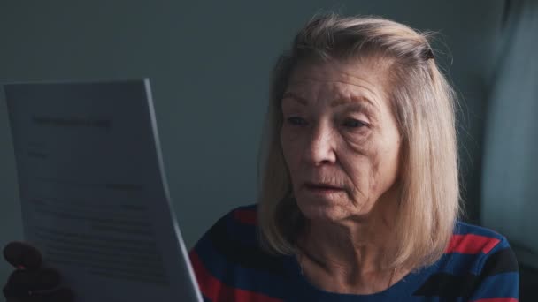 Mujer mayor desesperada leyendo aviso de desalojo — Vídeo de stock