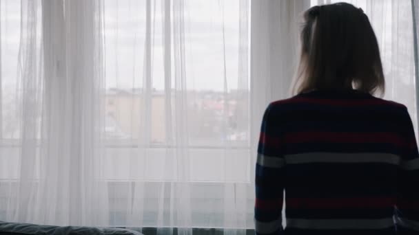 Solitario vecchia donna in quarantena guardando attraverso la finestra — Video Stock