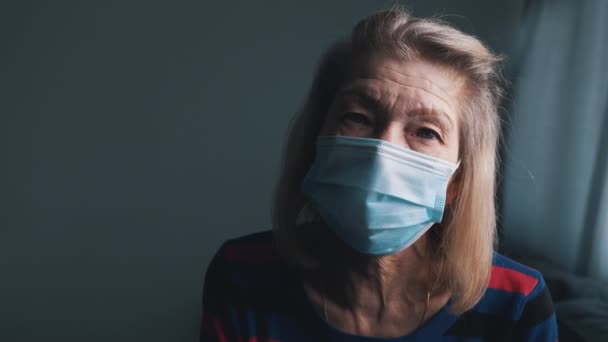 Portret van een oude grijze vrouw met medisch masker — Stockvideo