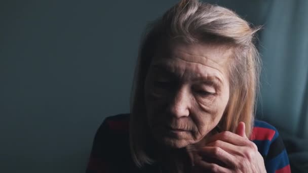 Pensive idosa mulher ajustando seu cabelo grisalho. — Vídeo de Stock