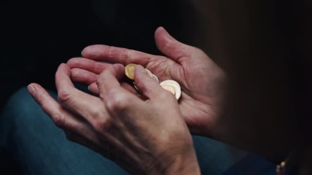 Vrásčité ruce postarší ženy počítající mince. Zavřít — Stock video