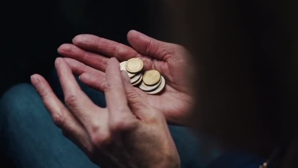 しわのある手に硬貨を数える老婦人。閉じろ! — ストック動画