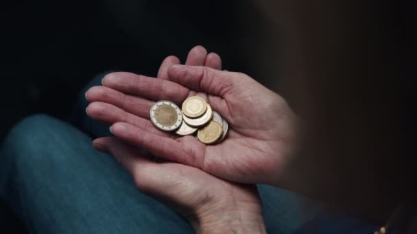 Concepto de fondos insuficientes. Pobre anciana cerrando la mano en puño con monedas — Vídeos de Stock