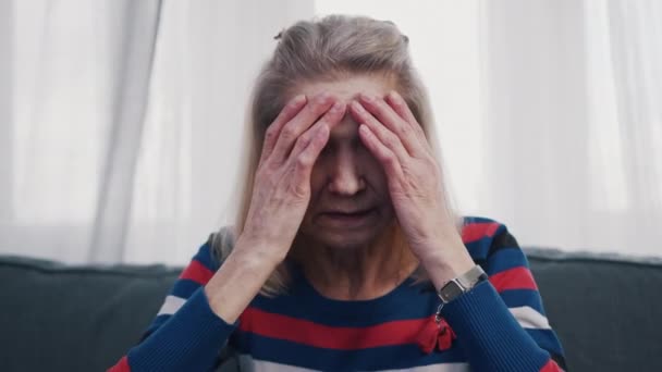 Літня жінка страждає від головного болю — стокове відео