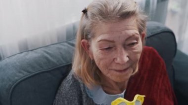 Evinde oksijen maskesi takan yaşlı bir kadın.