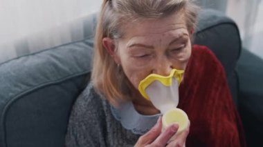 Hasta yaşlı kadın evde oksijen soluyor.