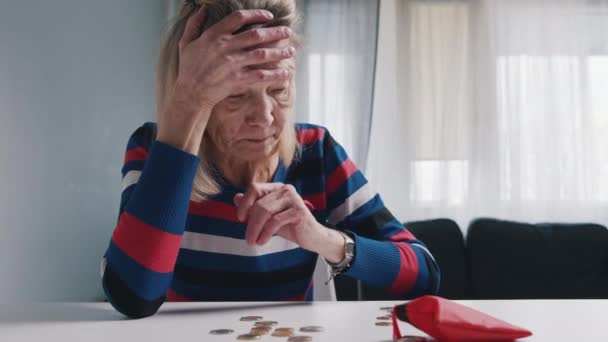 Egy idős nyugdíjas nő kétségbeesetten számolja az érméket.. — Stock videók