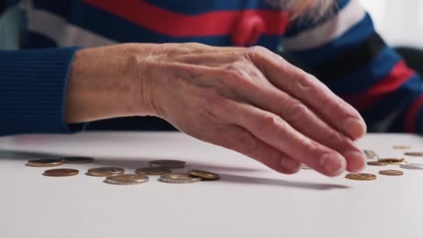 Egy idős nyugdíjas nő kétségbeesetten számolja az érméket.. — Stock videók