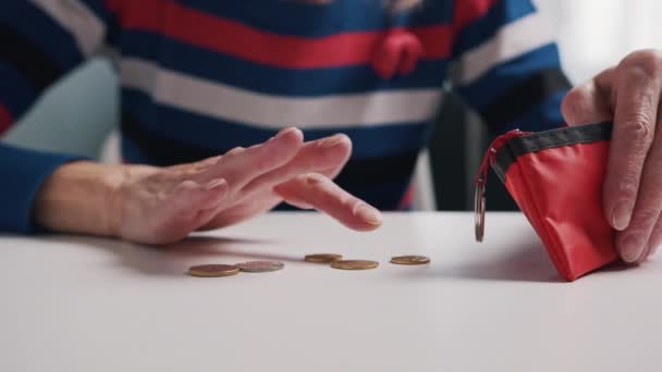Biedna staruszka, licząca monety na stole. Niska emerytura i niewystarczające fundusze — Wideo stockowe