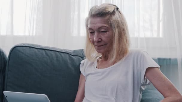 집에 랩탑을 쓰는 늙은 여자. 비디오 통화 — 비디오