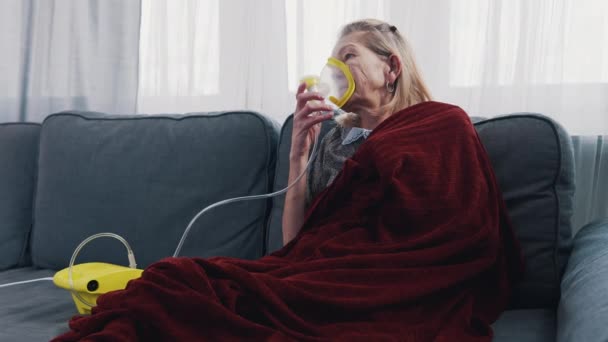 Vieille femme utilisant inhalateur à sa maison — Video