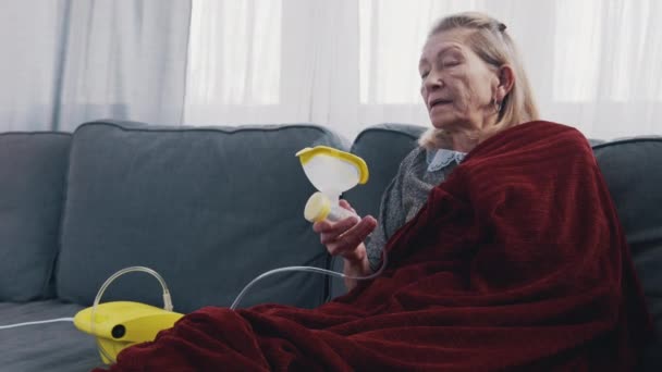 Starsza kobieta używająca maski tlenowej w domu — Wideo stockowe
