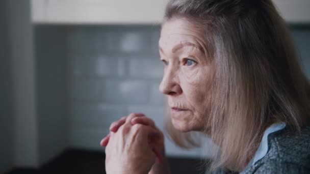 彼女の家の中で彼女の孤独な落ち込んでいる高齢者の女性 — ストック動画