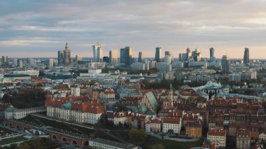 Günbatımında Vistula kıyısındaki mevcut Varşova kentsel manzarası