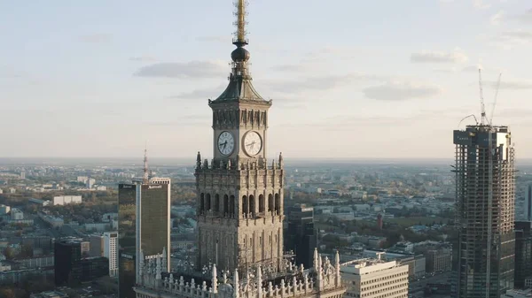 Palácio da Cultura e Ciência torre relógio no centro de Varsóvia, Polônia. Vista aérea — Fotografia de Stock