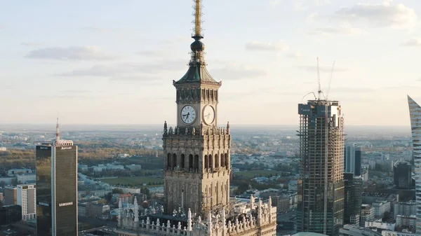Palácio da Cultura e Ciência torre relógio e paisagem urbana do centro da cidade — Fotografia de Stock