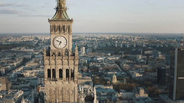 Palácio da Cultura e Ciência torre relógio e paisagem urbana do centro da cidade — Fotografia de Stock