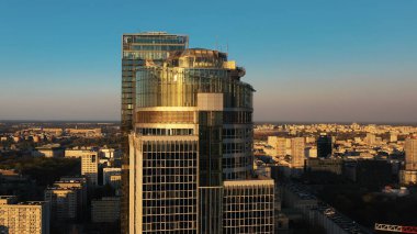 Varşova gökdelenlerinden yansıyan güzel sabah güneşi. Havadan 